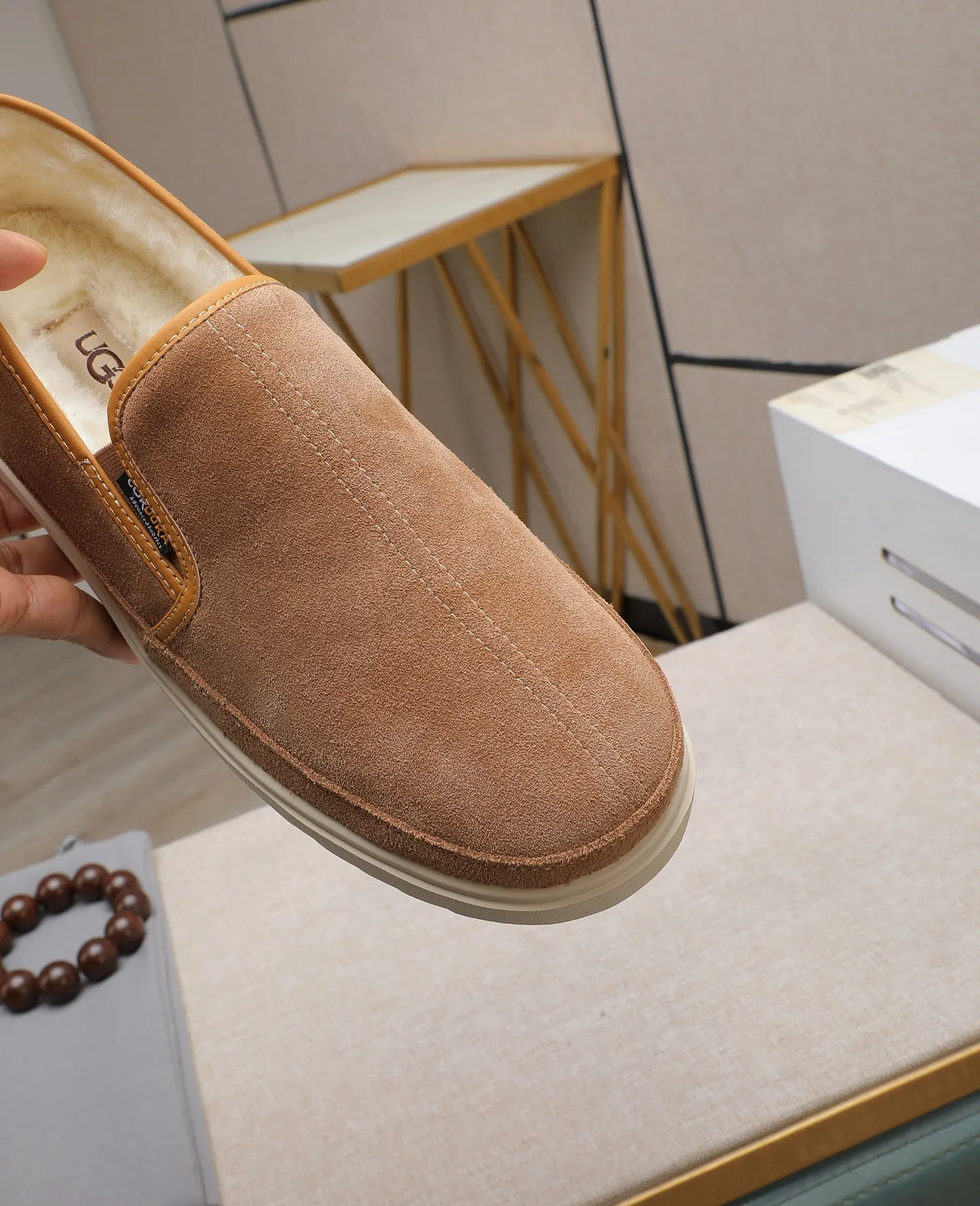 Men's men's shoes 💰560 (full genuine wool lining, 10% off for fake ones) Please note the quality of the original order and compare the thickness of the wool 🏮🏮 Popular UGG men's shoes from Australia's warm luxury brand, the official website is synchronized, Beckham men's style..., made of imported top-layer waxed cowhide, waxed toe box, Australian real wool velvet lining Carefully sewn...Imported rubber Martin boots outsole (comfortable, soft, wear-resistant) The quality is really great...Exquisite workmanship, you can't put it down at first sight, size 39-44 (38 45 custom-made)